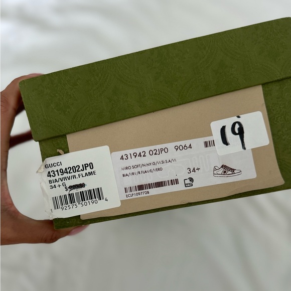 Women’s White Gucci Ace Sneaker With Embroidered Bee US size 5 - Like NEW! - Picture 2 of 5